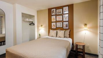 Travel cot, WiFi, bed sheets