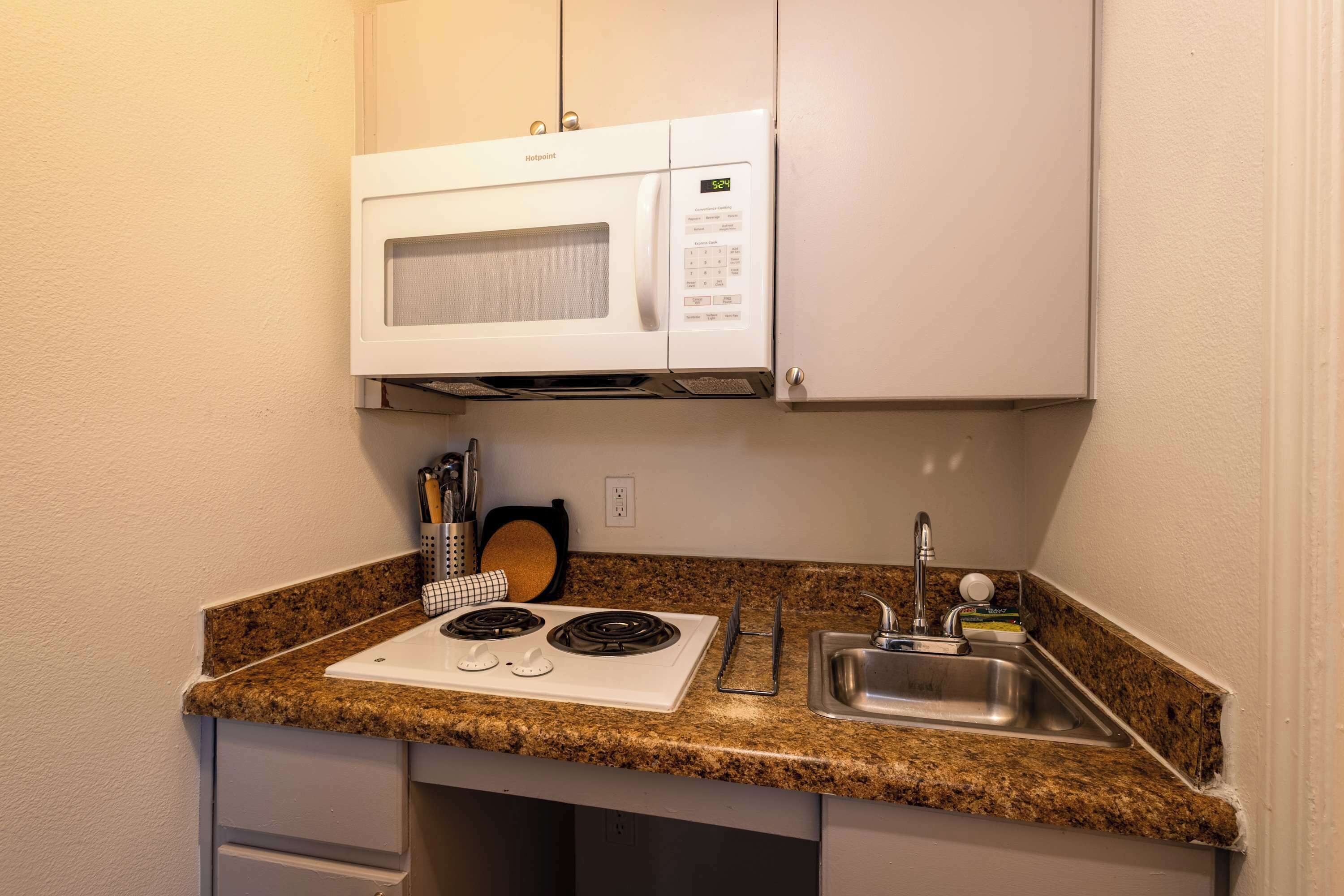 Coffee/tea maker, fridge, oven, stovetop