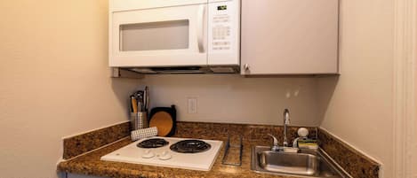 Coffee/tea maker, fridge, oven, stovetop