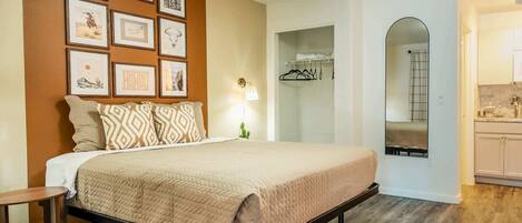 Travel crib, WiFi, bed sheets