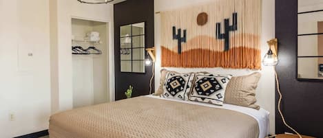Travel crib, WiFi, bed sheets