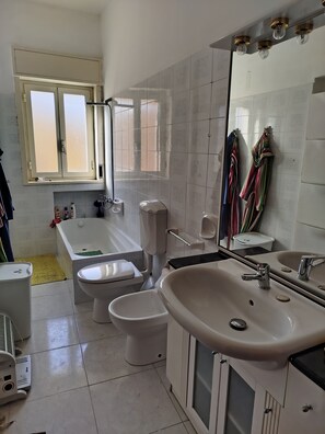 Shower, hair dryer, bidet, towels - Convent Palace (Barrafranca)