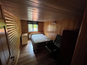 1 bedroom, WiFi, bed sheets - All-season cottage (Shawinigan)