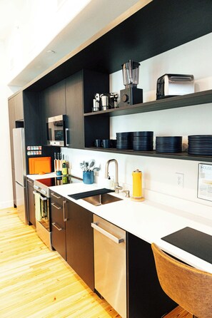 Fridge, microwave, oven, stovetop - Loft 307 - The William - Vinyl - Downtown Vibes (Birmingham)