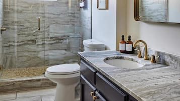Dusche, Haartrockner, Handtücher, Shampoo