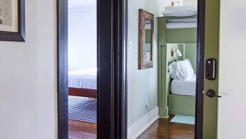 3 bedrooms, desk, iron/ironing board, travel crib