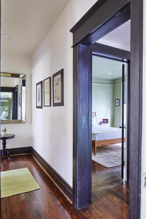 3 habitaciones, escritorio y tabla de planchar con plancha 
