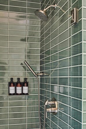 Douche, sèche-cheveux, serviettes fournies, shampoing