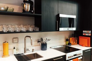 Fridge, microwave, oven, stovetop - Loft 304 - The William - Earthy - Atrium Glow (Birmingham)