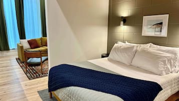 1 quarto, escrivaninha, ferros/tábuas de passar roupa, berço de viagem