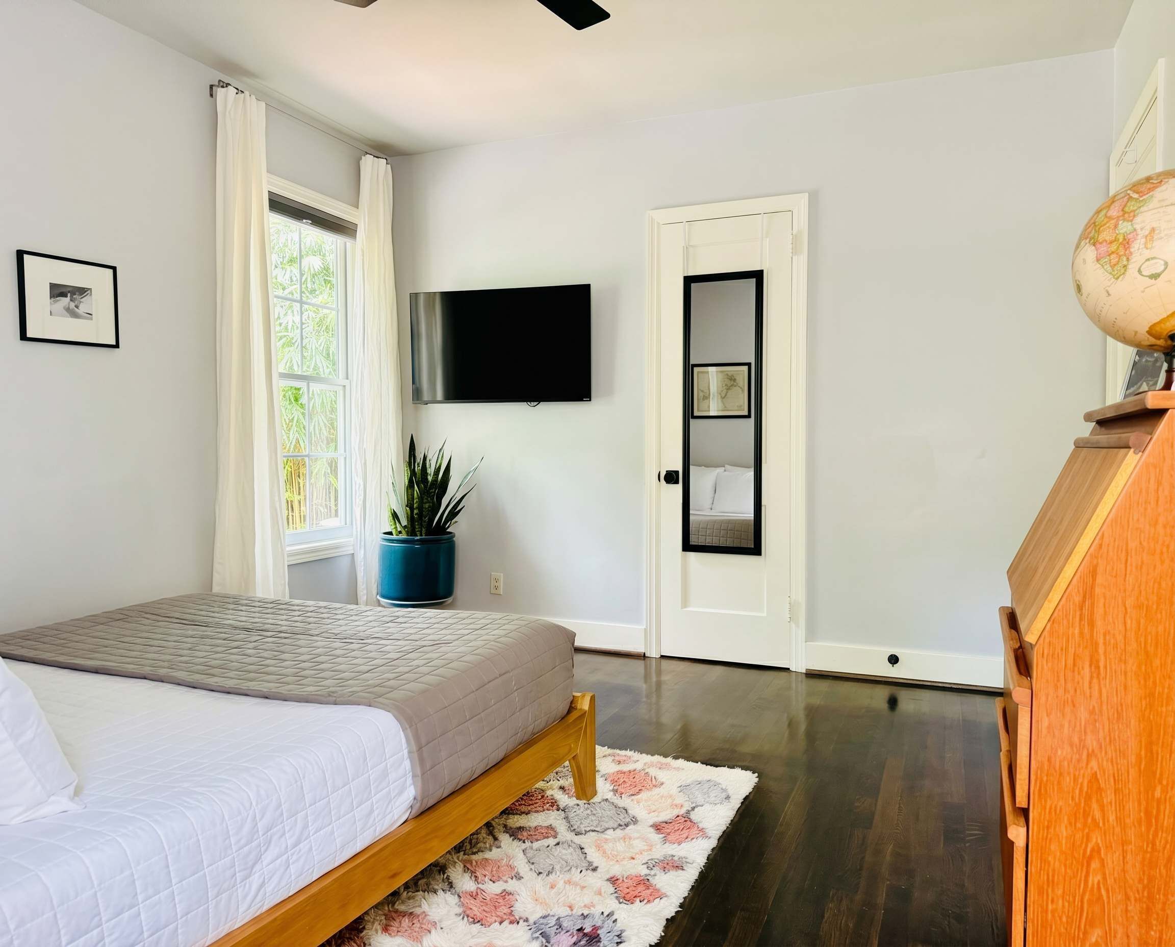 2 bedrooms, desk, iron/ironing board, travel crib
