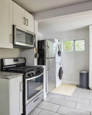 Fridge, microwave, oven, stovetop - AvonWood: Private Yard, Stocked Kitchen, Great Porches (Birmingham)