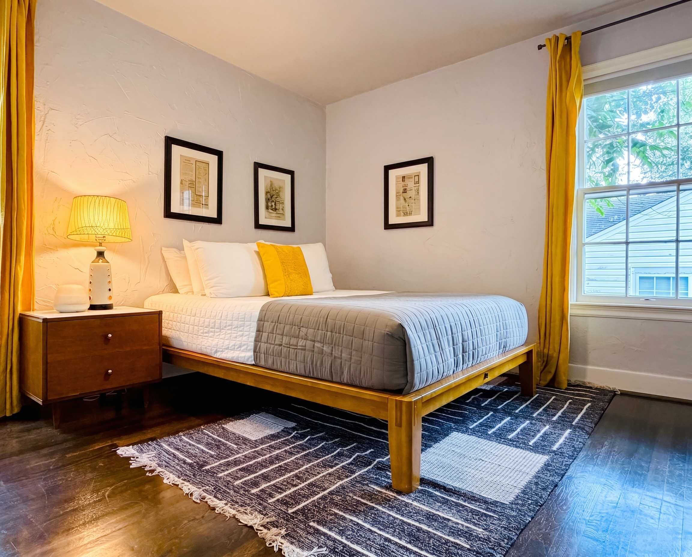 2 slaapkamers, een bureau, een strijkplank/strijkijzer, reisbedje