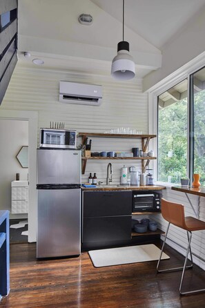 Fridge, microwave, dishwasher, coffee/tea maker - Apt3@Charles: Sunny, Stylish Loft | BBQ | Near UAB (Birmingham)