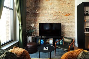 TV, stereo, offices - Loft 302 - The William - Sunlit - Above Carrigans (Birmingham)