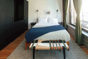 1 bedroom, desk, iron/ironing board, travel cot - Loft 302 - The William - Sunlit - Above Carrigans (Birmingham)