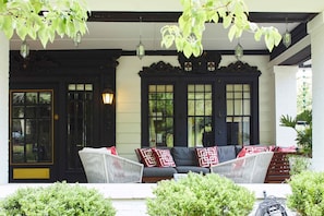 Terrace/patio - Apt1@EdenBrae - Serene, Walkable, Modern Retreat, Named Best in Bham (Birmingham)