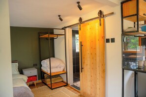 1 chambre, fer et planche à repasser, accès Internet, draps fournis