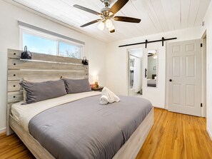 3 bedrooms, desk, iron/ironing board, free WiFi - Family-Friendly Retreat • Game Room & Backyard (Colorado Springs)