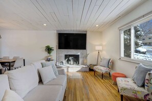 Smart TV, ping pong, books - Family-Friendly Retreat • Game Room & Backyard (Colorado Springs)