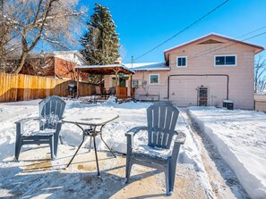 Outdoor dining - Family-Friendly Retreat • Game Room & Backyard (Colorado Springs)