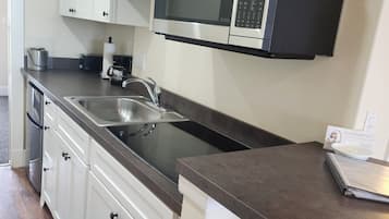 Habitació individual estàndard, vistes a la badia | Cuina privada | Frigorífic petit, microones i utensilis de cuina, vaixella i coberteria