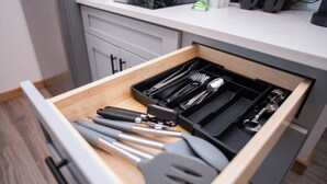 Un tiroir de cuisine contenant des ustensiles et des ustensiles de cuisine.