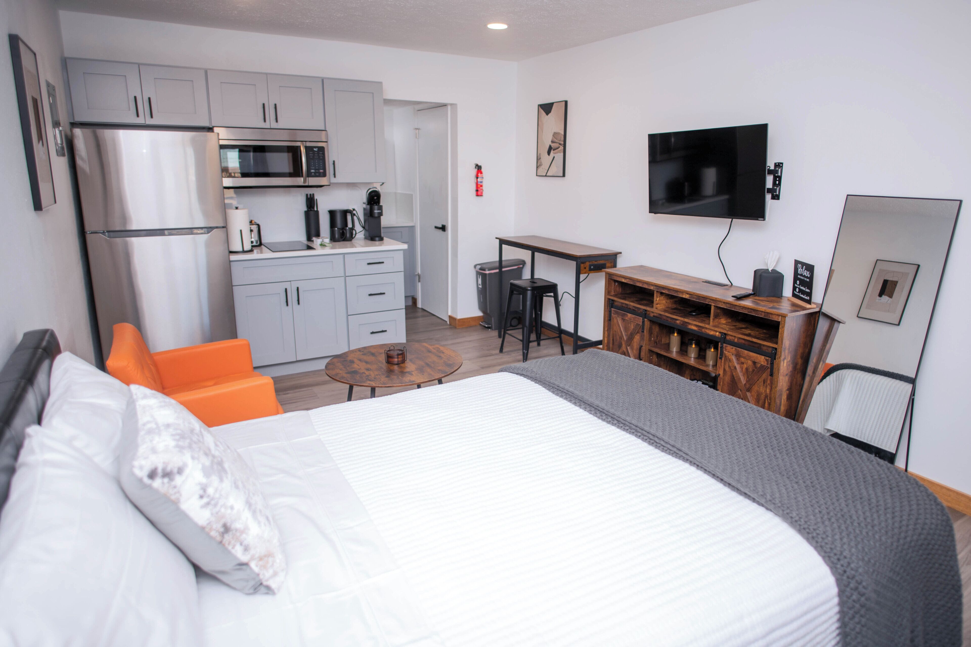 Iron/ironing board, WiFi, bed sheets