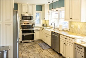 Private kitchen - Full Home, hot tub, Game Room! (Charleston)