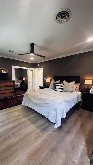 3 habitaciones, tabla de planchar con plancha, wifi y ropa de cama