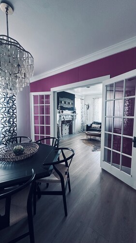 Luxe 1920's 3-bedroom house in Lampasas. Pool, hot tub, cabana w/massage chair.