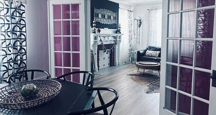 Luxe 1920's 3-bedroom house in Lampasas. Pool, hot tub, cabana w/massage chair.
