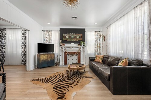 Luxe in Lampasas 1920's home, pool, hot tub, private cabana with massage chair.