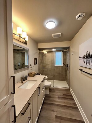 Shower, hair dryer, towels - Stylish Summer Stay – 3BR Near uOttawa & Downtown (All-Inclusive) (Ottawa)