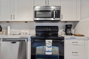 Fridge, microwave, oven, stovetop - The Hudson Resort On The Gulf (Hudson)