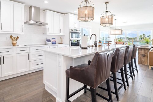 Newly Remodeled 4 Bedroom House + Dock, Steps to Beach, Gulf Views, Sunsets, Boat Friendly Retreat.