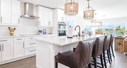 Newly Remodeled 4 Bedroom House + Dock, Steps to Beach, Gulf Views, Sunsets, Boat Friendly Retreat.
