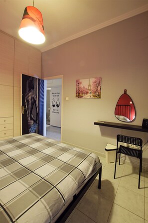 2 habitaciones, escritorio, tabla de planchar con plancha y wifi gratis 