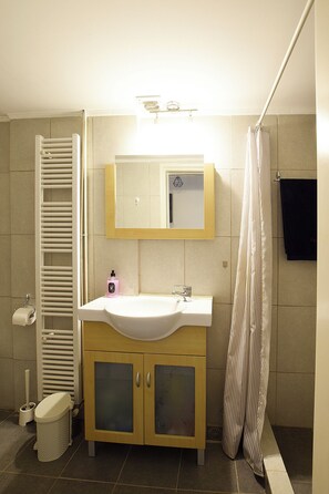 Bathroom - Modern Metro Apartment – 20m from Egaleo Metro | 2BR | Sleeps 4 (Egaleo)
