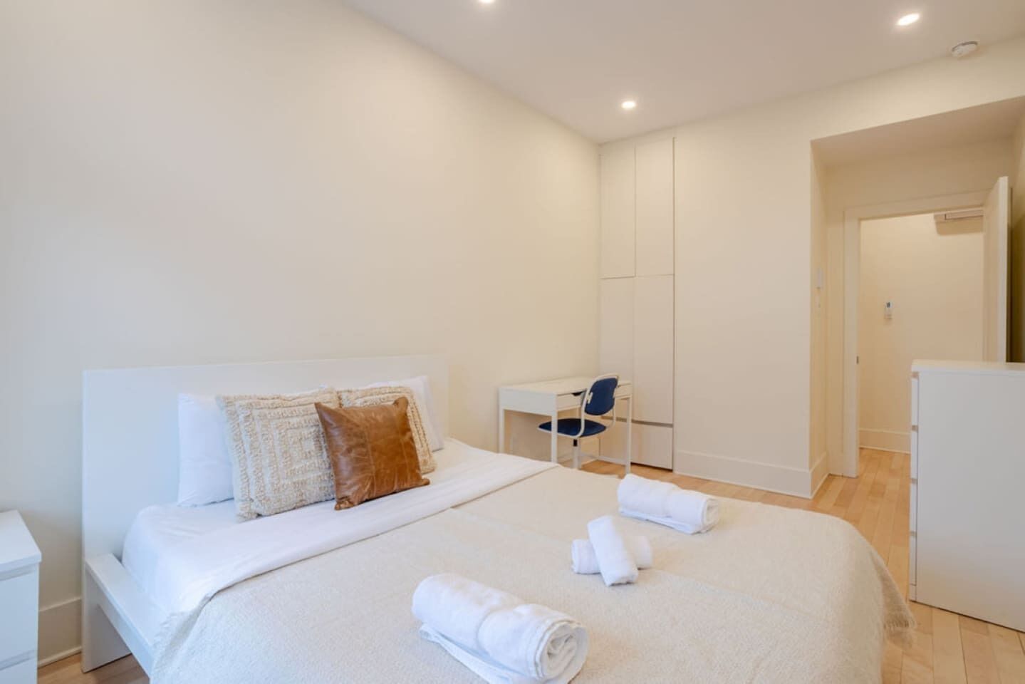 4 bedrooms, desk, iron/ironing board, WiFi
