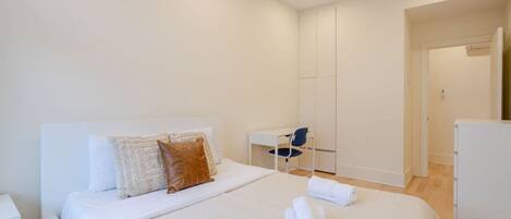 4 bedrooms, desk, iron/ironing board, WiFi