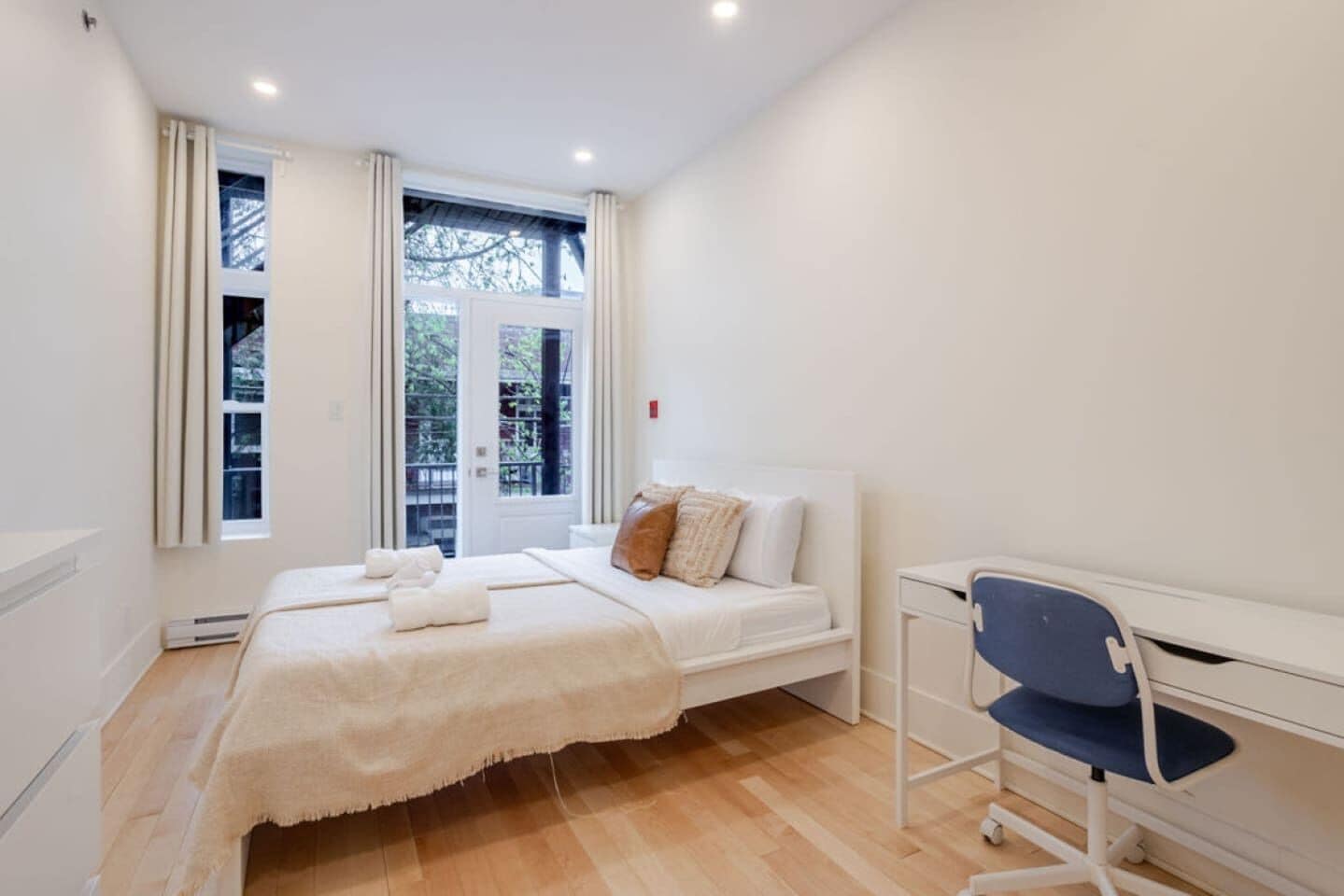4 bedrooms, desk, iron/ironing board, WiFi