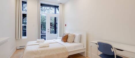 4 bedrooms, desk, iron/ironing board, WiFi