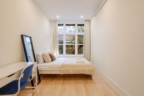 4 bedrooms, desk, iron/ironing board, WiFi - Spacious 4BR Prime MTL Location (Montreal)