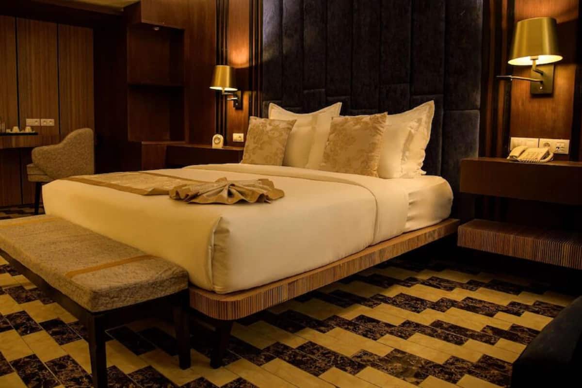 Deluxe Suite, 2 Bedrooms, Non Smoking, Garden View | In-room safe, desk, laptop workspace, blackout drapes