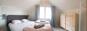 4 bedrooms, iron/ironing board, free WiFi, bed sheets