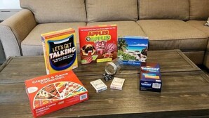 Een salontafel met gezelschapsspellen en een pot snackjes.