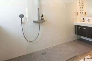Shower, hair dryer, towels, soap - NEW : 10 minutes from the sea. 5 bedrooms, garden, jacuzzi, parking. for Family (Saint-Brieuc)