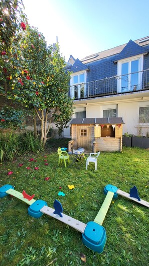 Property grounds - NEW : 10 minutes from the sea. 5 bedrooms, garden, jacuzzi, parking. for Family (Saint-Brieuc)