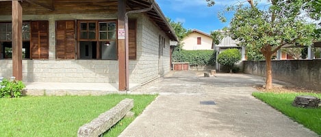 Un edificio con fachada de piedra, vigas de madera y un porche cubierto.